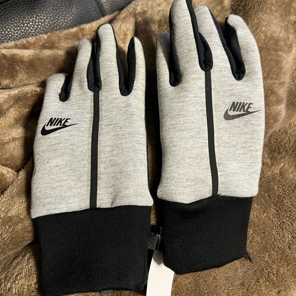 Nike Tech Fleece Gloves - Picture 1 of 6